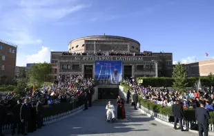 Papst Franziskus vor der Kathedrale Peter und Paul am 2. September 2023 / Vatican Media