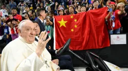 Pilger aus China zeigen Flagge: Papst Franziskus in die Steppen-Arena von Ulaanbaatar (Mongolei) am 3. September 2023. / Vatican Media