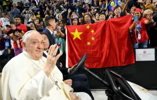 Pilger aus China zeigen Flagge: Papst Franziskus in die Steppen-Arena von Ulaanbaatar (Mongolei) am 3. September 2023. / Vatican Media