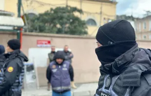 Türkische Polizisten sichern den Tatort nahe der Kirche der Geburt der Jungfrau Maria im Stadtteilt Sariyer am 28. Januar 2024. / Rudolf Gehrig / CNA Deutsch