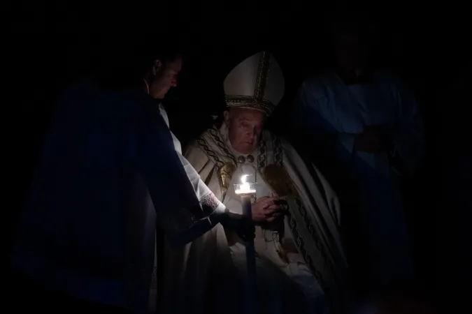 Papst Franziskus mit der Osterkerze im Petersdom, 30. März 2024