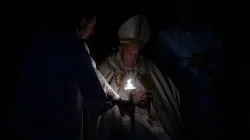 Papst Franziskus mit der Osterkerze im Petersdom, 30. März 2024 / Daniel Ibáñez / CNA Deutsch