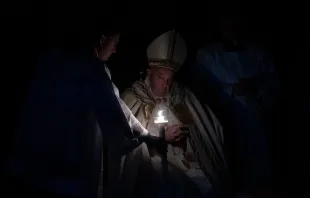 Papst Franziskus mit der Osterkerze im Petersdom, 30. März 2024 / Daniel Ibáñez / CNA Deutsch