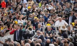 Papst Franziskus auf dem Petersplatz / Daniel Ibáñez / CNA Deutsch