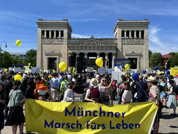 Neuer Rekord: 6.000 Teilnehmer nahmen nach Angaben der Veranstalter am Marsch fürs Leben in München am 13. April 2024 teil.