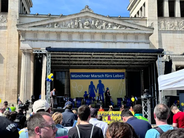 Neuer Rekord: 6.000 Teilnehmer nahmen nach Angaben der Veranstalter am Marsch fürs Leben in München am 13. April 2024 teil.