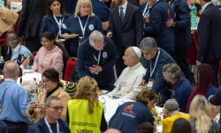 Papst Leo XIV. speist mit Bedürftigen / Daniel Ibáñez / EWTN News