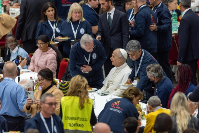 Papst Leo isst mit 1.300 Bedürftigen im Vatikan zu Mittag