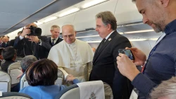 Papst Leo XIV. im Flugzeug nach Ankara / Elias Turk / EWTN News