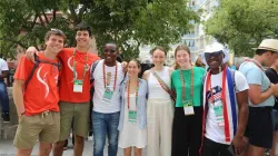 James Nyumah aus Liberia (dritter von links) mit neuen Freunden aus Australien während einer „Rise Up“-Veranstaltung beim Weltjugendtag in Lissabon am 2. August 2023 / Hannah Brockhaus / CNA