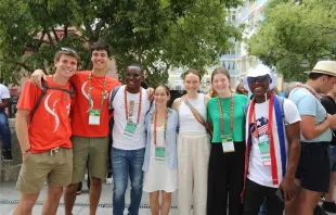 James Nyumah aus Liberia (dritter von links) mit neuen Freunden aus Australien während einer „Rise Up“-Veranstaltung beim Weltjugendtag in Lissabon am 2. August 2023 / Hannah Brockhaus / CNA