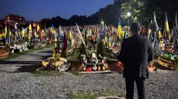 Kardinal Rainer Maria Woelki im Gebet auf einem ukrainischen Friedhof im August 2024 / Erzbistum Köln / Eberhardt