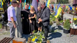 Kardinal Woelki mit anderen Geistlichen und Laien auf einem Friedhof in der Ukraine im August 2024 / Erzbistum Köln / Eberhardt