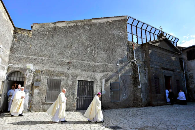 Papst Franziskus beim Besuch der Haftanstalt von Paliano (Italien) am Gründonnerstag, 13. April 2017.