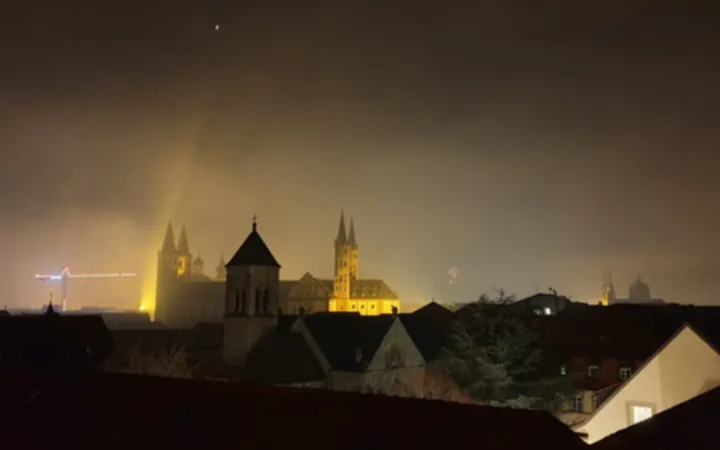 Blick auf den Dom "St. Kilian" in Würzburg bei Nacht.