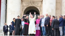 Papst Franziskus begrüßt Gläubige zum Abschluss des Jubiläums der Kranken und Behinderten auf dem Petersplatz am 12. Juni 2016. / CNA/Alexey Gotovskiy