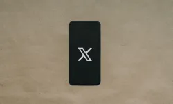 Logo von X auf einem Smartphone / Kelly Sikkema / Unsplash