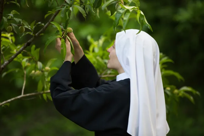 Passionistin im Klostergarten: Die Berufung zur Nonne prägt das ganze Leben