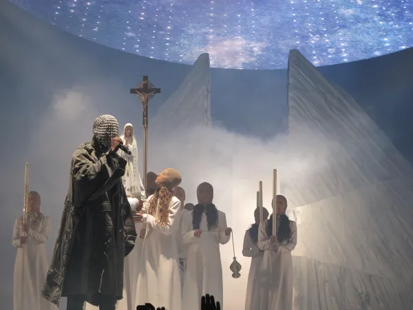 Keine heilige Messe, sondern Kanye West auf der Bühne: Szene aus "Yeezus Tour" im Jahr 2013. 