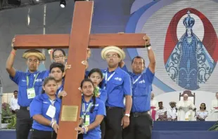 Junge Katholiken mit dem Weltjugendtag-Kreuz in Panama im Januar 2019 / Vatican Media