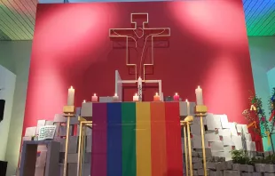 Eine Regenbogenflagge über dem Altar der Jugendkirche in Würzburg am 10. Mai 2021 / Gehrig / CNA Deutsch