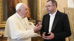 Papst Franziskus mit Andrii Yurash, dem neuem Botschafter der Ukraine beim Heiligen Stuhl / Vatican Media 