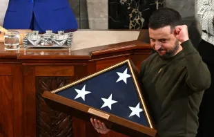 Der ukrainische Präsident Wolodymyr Selenskyj  erhält von der Sprecherin des US-Repräsentantenhauses Nancy Pelosi eine US-Flagge am Rande seiner Rede vor dem US-Kongress im US-Kapitol in Washington, D.C. am 21. Dezember 2022. / Mandel Ngan/AFP via Getty Images