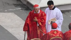 Kardinal Joseph Zen bei der Beisetzung von Papst Benedikt XVI. am 5. Januar 2023 auf dem Petersplatz in Rom / Diane Montagna