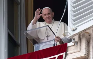 Papst Franziskus winkt vom Apostolischen Palast. / Vatican Media