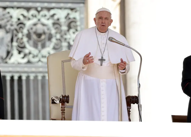 Papst Franziskus spricht auf dem Petersplatz zu den Gläubigen.