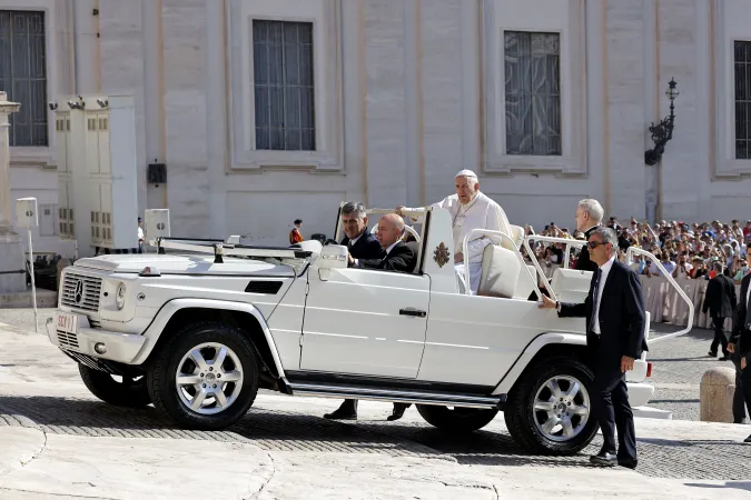 Papst Franziskus fährt mit dem Papamobil über den Petersplatz.