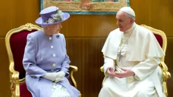 Papst Franziskus und Königin Elisabeth II. / Vatican Media