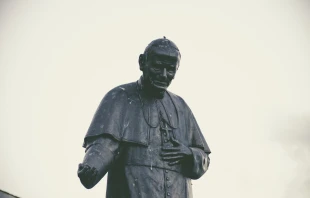 Der heilige Gründer und Namenspatron des Instituts: Johannes Paul II. / Jorge Zapata / Unsplash (CC0) 
