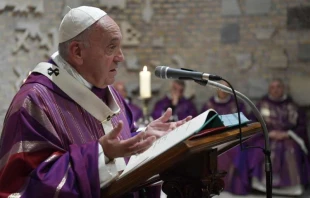 Papst Franziskus predigt in den Priscilla-Katakomben am 2. November 2019 / Vatican Media / CNA Deutsch