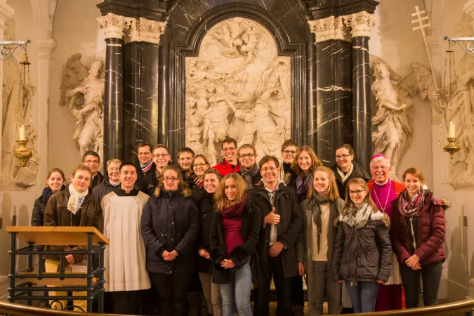 Gruppenbild mit Bischof: Die Nightfever-Truppe mit Weihbischof Diez.