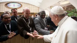 Papst Franziskus begrüßt Pater John Paul Mary Zeller bei einem Treffen mit Missionaren der Barmherzigkeit im Vatikan am 25. April 2022 / Vatican Media