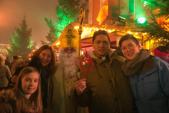 Auf dem Adventsmarkt verteilte der Heilige Nikolaus Geschenke an die Kinder.