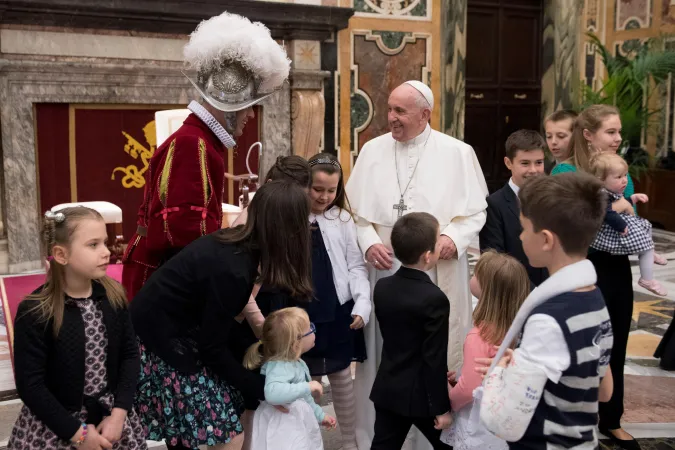 Papst Franziskus mit Familien der Schweizergarde am 4. Mai 2019