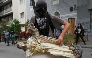 Ein Plünderer mit einer Christus-Statue / Kirche in Not Chile