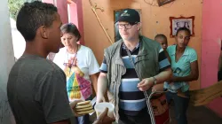 Der Venezuela-Referent des Lateinamerika-Hilfswerks Adveniat, Reiner Wilhelm, beim Besuch einer Familie in einem Armenviertel der venezolanischen Stadt Coro. In der Pfarrgemeinde kochen die Menschen gemeinsam, um dann insbesondere arme Familien, behinderte und alte Menschen mit Suppe zu versorgen. / Adveniat/Stephan Neumann