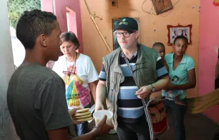 Der Venezuela-Referent des Lateinamerika-Hilfswerks Adveniat, Reiner Wilhelm, beim Besuch einer Familie in einem Armenviertel der venezolanischen Stadt Coro. In der Pfarrgemeinde kochen die Menschen gemeinsam, um dann insbesondere arme Familien, behinderte und alte Menschen mit Suppe zu versorgen. / Adveniat/Stephan Neumann