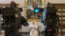 Kameras im Apostolischen Palast: Papst Franziskus bei der im Internet übertragenen Generalaudienz am Hochfest der Verkündigung des Herrn, 25. März 2020. / Vatican Media