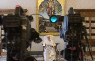 Kameras im Apostolischen Palast: Papst Franziskus bei der im Internet übertragenen Generalaudienz am Hochfest der Verkündigung des Herrn, 25. März 2020. / Vatican Media