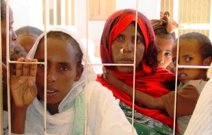 Mütter mit Kindern an der Tür der Kathedrale der eritreischen Hauptstadt Asmara / Kirche in Not