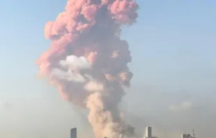 Rauchwolke nach der Explosion im Beiruter Hafenviertel. / Kirche in Not