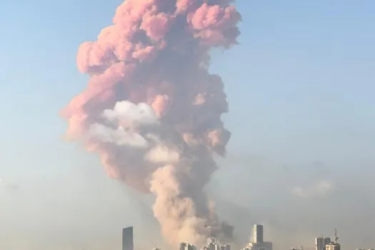 Rauchwolke nach der Explosion im Beiruter Hafenviertel. / Kirche in Not