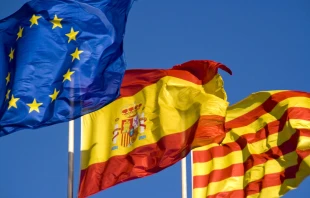 Die Fahnen der Europäischen Union, Spaniens und Kataloniens / Wikimedia / Jaume Fabras (CC BY-SA 3.0)