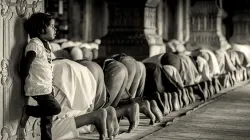 Muslime beim Gebet im Bundesstaat Madhya Pradesh, Indien. / Rajarshi Mitra via Flickr (CC BY 2.0)