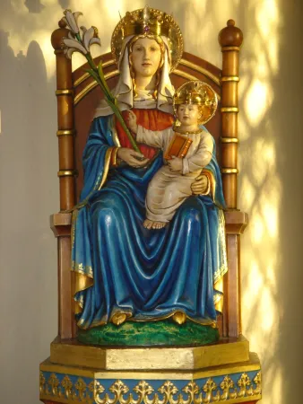 Die Statue Unserer Lieben Frau von Walsingham in der "Slipper Chapel" in Walsingham (England).