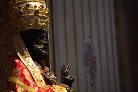 Zum Fest der Kathedra Petri erscheint die Bronzestatue des hl. Petrus in festlicher Bekleidung. / Daniel Ibanez / CNA Deutsch